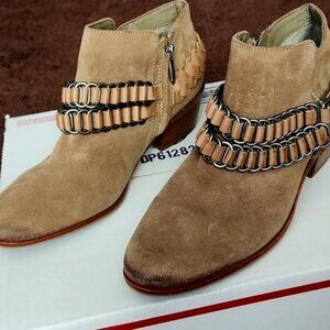 ⭕️ PRICE FIRM Sam Size 7.5 Chain Booties